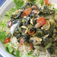 Asiatischer Gemüsemix auf Salat-Reis-Bett